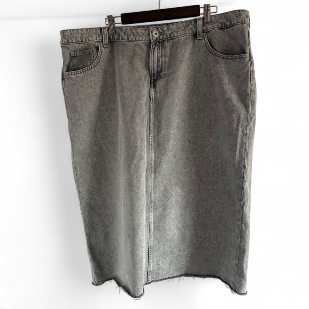 H&M Light Gray Denim Skirt with Frayed Hem